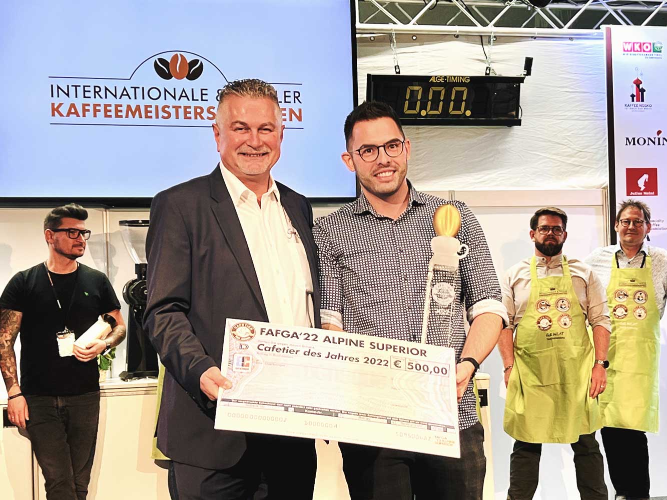 © Goran Huber Kaffeemeisterschaften FAFGA Goran Huber (l.) mit dem besten Barista und Cafetier des Jahres, Hannes Andexer aus Graz.