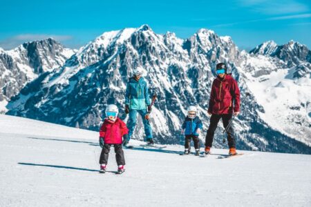 Auch die in manchen Regionen deutlich gestiegenen Liftkartenpreise werden die Nachfrage nach Skiurlaub im kommenden Winter wohl nicht gerade erhöhen.