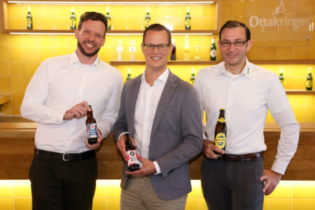 Bei Ottakringer war die Freude groß (v. l.): Braumeister Silvan Leeb, Geschäftsführer Harald Mayer und Tobias Frank (Geschäftsführer Technik und 1. Braumeister) mit den prämierten Bieren.