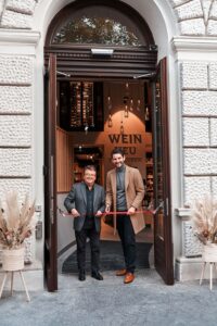 Die beiden Wein & Co-Geschäftsführer Willi Klinger (l.) und Hannes Scheufele bei der Neueröffnung des Shops am Wiener Schottentor nach mehrmonatiger Renovierung.