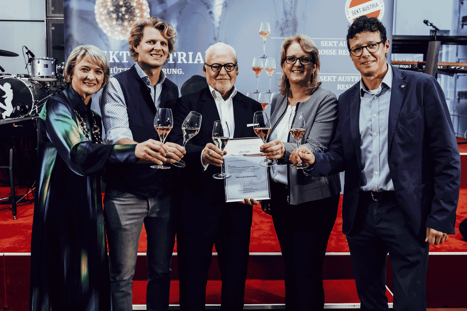 © OESK/Christine Miess Ernennung von Falstaff-Herausgeber Wolfgang Rosam zum neuen Sekt Austria-Botschafter. (v.l.): Dagmar Gross, GF Öst. Sektkomitee; Michael Malat, Leitung Marketingausschuss Öst. Sektkomitee; Wolfgang Rosam; Mag. Ulrike Hager, Leitung Gebietsmarketing Österreich Wein Marketing; Mag. Benedikt Zacherl, Vorsitzender des Öst. Sektkomitees.