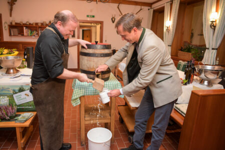 Gastgeber Christoph Bergthaler/Gasthof Engelhof (l.) und Hubert Stöhr/Brauerei Eggenberg beim Festboch-Bieranstich.