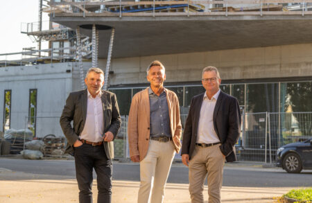 © Martin Gaisbauer Die Bauherren Wolfgang Hochreiter (re.) und Dietmar Hehenberger (li.) und der neue Direktor des Impulshotel Freigold, Mag. Leopold Tröls.