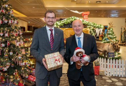 F&B-Director Matthias Hauzinger (l.) und General Manager Dieter Fenz freuen sich auf die Weihnachtsstimmung im Vienna Marriott.