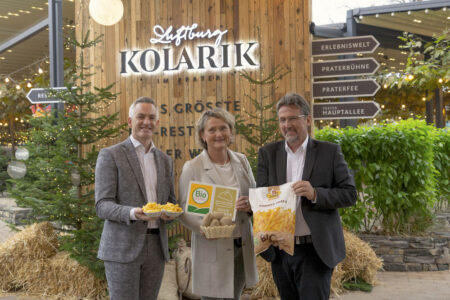 Luftburg-Chef Paul Kolarik, BIO AUSTRIA-Obfrau Gertraud Grabmann und BIOGAST-Geschäftsführer Horst Moser (v. l.) mit den neuen Bio-Tiefkühl-Pommes Frites von 11er.
