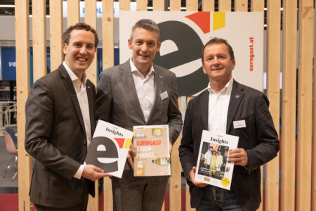 © EUROGAST Österreich Erfolgreicher Messeauftritt nach zweijähriger Coronapause: die Eurogast Österreich Geschäftsführer Alexander Kiennast und Peter Krug mit Rudolf Schwarzenbacher, Geschäftsführer Eurogast Zell am See (v. l.)
