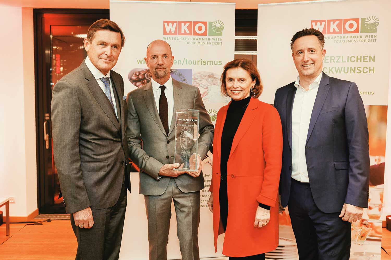 © Wieser / WKW Verleihung des Tourismuspreises 2022: Wirtschafts-Stadtrat Peter Hanke, Preisträger Peter Baierl, Tourismus-Staatssekretärin Susanne Kraus-Winkler und der Obmann der Sparte Tourismus und Freizeitwirtschaft in der WKW, Markus Grießler (v.l.)