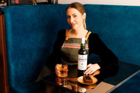 Pauline Scholz schuf mit dem „Lighthouse Keeper" den Siegerdrink der diesjährigen Laphroaig Bartender Competition.