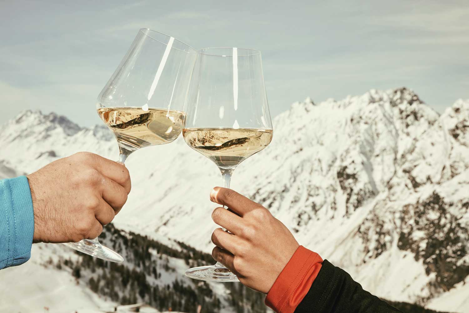 © Tourismusverband Paznaun-Ischgl / Stefan Kuerzi ÖWM-Winterkampagne Österreichischer Wein will sich beim Skifahren als Alternative zu Bier, Jagatee & Co etablieren und lädt in den Bergen zum Anstoßen ein.