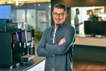 Wojciech Tysler als neuer Markenbotschafter für Franke Coffee Systems im Showroom am Hauptsitz von Franke.