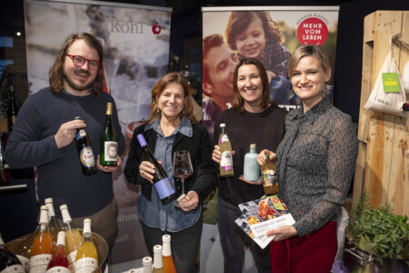 © Loske/Gesundheitsfonds Steiermark Sind vom Potential alkoholfreier Getränke überzeugt (v.l): Herbert König vom Traditionswirtshaus Laufke; Sabine Flieser-Just, Präsidentin des Steirischen Sommeliervereins; Petra Wielender und Bianca Heppner von der Initiative „Weniger Alkohol – Mehr vom Leben“