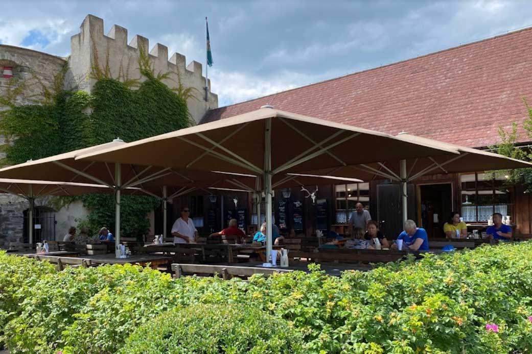 Traditioneller Gastronomiebetrieb mit Gastgarten im Schloss Waldreichs sucht Nachpächter - Aus der Branche - Gastgarten