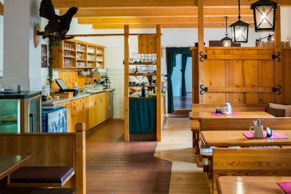 Traditioneller Gastronomiebetrieb mit Gastgarten im Schloss Waldreichs sucht Nachpächter - Aus der Branche - Gastraum Schank