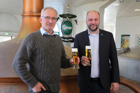 Andreas Werner, Braumeister Region Süd bei der Brau Union Österreich, stößt mit dem neuen Gösser Braumeister Michael Zotter (r.) auf eine gute Zusammenarbeit an.