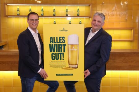 © Katharina Schiffl Geschäftsführer Harald Mayer (l.) und Gastronomie-Verkaufsleiter Stefan Lehninger präsentieren die neue Ottakringer-Initiative.