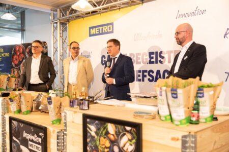 Stolz auf den erfolgreichen Umbau (v. l.): Josef Pirker (Vertriebsdirektor Metro Österreich), Xavier Plotitza (CEO Metro Österreich), Andreas Rabl (Bürgermeister Wels) und Michael Iglseder (Geschäftsleiter Metro Wels)