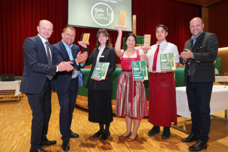 © Armin Russold / F&R Freisinger Die besten Nachwuchszapfer Österreichs 2023 wurden in Göss gekürt (v. l.): Klaus Josef Friedl (Spartenobmann Tourismus WKO Stmk.), Christian Payrhuber (Verkaufsdirektor Süd, Brau Union), Viktoria Meier (Tourismusschule Klessheim, Rang 3), Isabella Haider (Berufsschule Altmünster, Siegerin), Leandro Emini (LBS Waldegg, Rang 2), Michael Zotter (Braumeister der Gösser Brauerei).