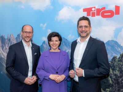 Tourismuslandesrat Mario Gerber, Tirol Werbung-Geschäftsführerin Karin Seiler und WK-Spartenobmann Alois Rainer (v. l.) freuen sich über die erfolgreiche Wintersaison und die positiven Aussichten für den kommenden Sommer in Tirol.