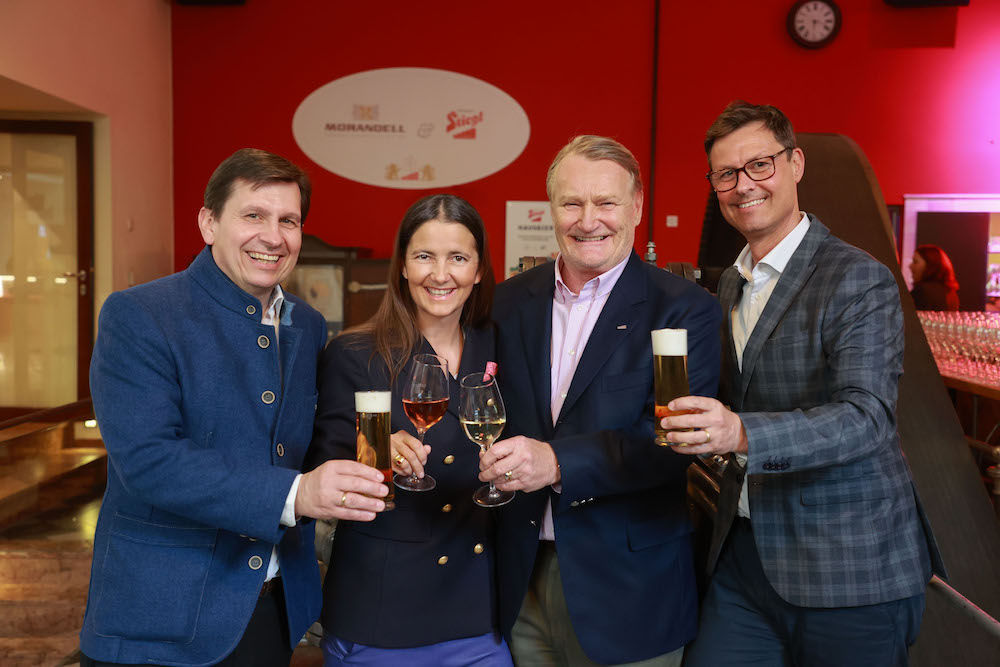 Neue Bier- und Weinkompetenz: Die Stiegl-Eigentümer Heinrich Dieter und Alessandra Kiener (Bildmitte) stoßen mit den beiden Morandell-Geschäftsführern Christoph (li) und Mario Morandell auf die erfolgversprechende Zusammenarbeit an.