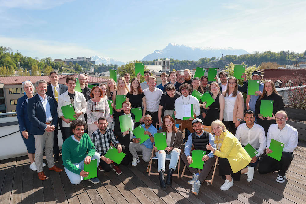 Neue Fachkräfte für den Salzburger Tourismus: Die frischgebackenen Absolventen der „Diplomakademie Tourismus“ freuten sich gemeinsam mit ihren Trainern und Kursleitern über den erfolgreichen Abschluss ihrer Ausbildung.