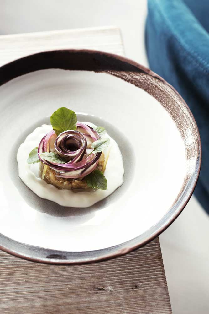 Melanzani mit Schafjoghurt, Urzitrone und Cashewkernen. Foto: Traunseehotels/Jörg Lehmann