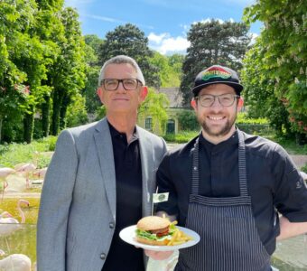 © Tiergarten Schönbrunn Bernhard Grill, Leiter der Tiergarten Schönbrunn Gastronomie und Jeremy Ilian als verantwortlicher Executive Chef (re.) setzen auf die neue vegane Genussoffensive.