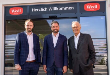 Freuen sich über den gelungenen neuen Markenauftritt von Wedl und die Eröffnung des neu gestalteten Marktes in Vöcklabruck: Die Geschäftsführer Lorenz (li.) und Leopold Wedl (re.) mit dem örtlichen Bürgermeister Peter Schobesberger