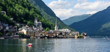 Regionen wie das pittoreske Hallstadt leiden zwar bisweilen unter „Overtourism“, aber insgesamt ist die Tourismus-Akzeptanz in Österreich sehr hoch.