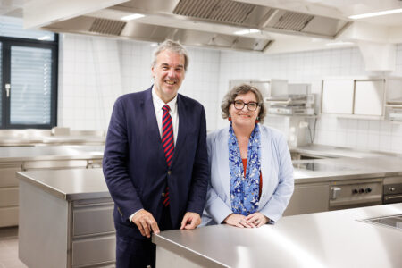 © Florian Wieser MODUL-Schulleiter MMag. Werner Schnabl und Mag. Barbara Kluger-Schieder, Leiterin Bildungsmanagement der WK Wien, freuen sich über die neuen Möglichkeiten und die zeitgemäße Ausstattung am neuen Schulstandort.