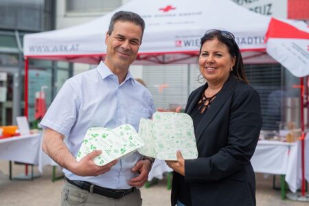 Nikolaus Herzog (Bereichsleiter Speisenzustellung Wiener Rotes Kreuz), Christina Kejik-Hopp (GF Menü Manufaktur) mit neuer BIOPAP Verpackung.