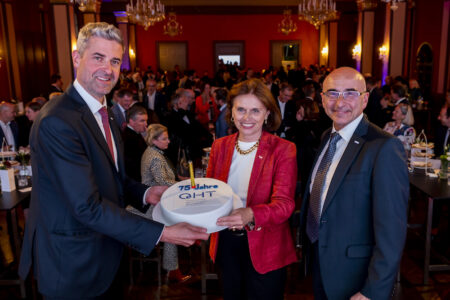 Die beiden OeHT-Geschäftsführer Matthias Matzer (l.) und Martin Hofstetter bekamen von Tourismus-Staatssekretärin Susanne Kraus-Winkler eine Torte überreicht.