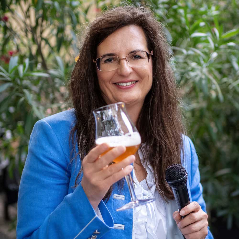 Foto: Brau Union „Wir freuen uns über die bierige Zusammenarbeit mit dem fachkundigen GASTRO Verlag und stoßen gemeinsam auf das 40-jährige Jubiläum an. PROST auf die nächsten Jahre!“ Gabriela Maria Straka, Brau Union