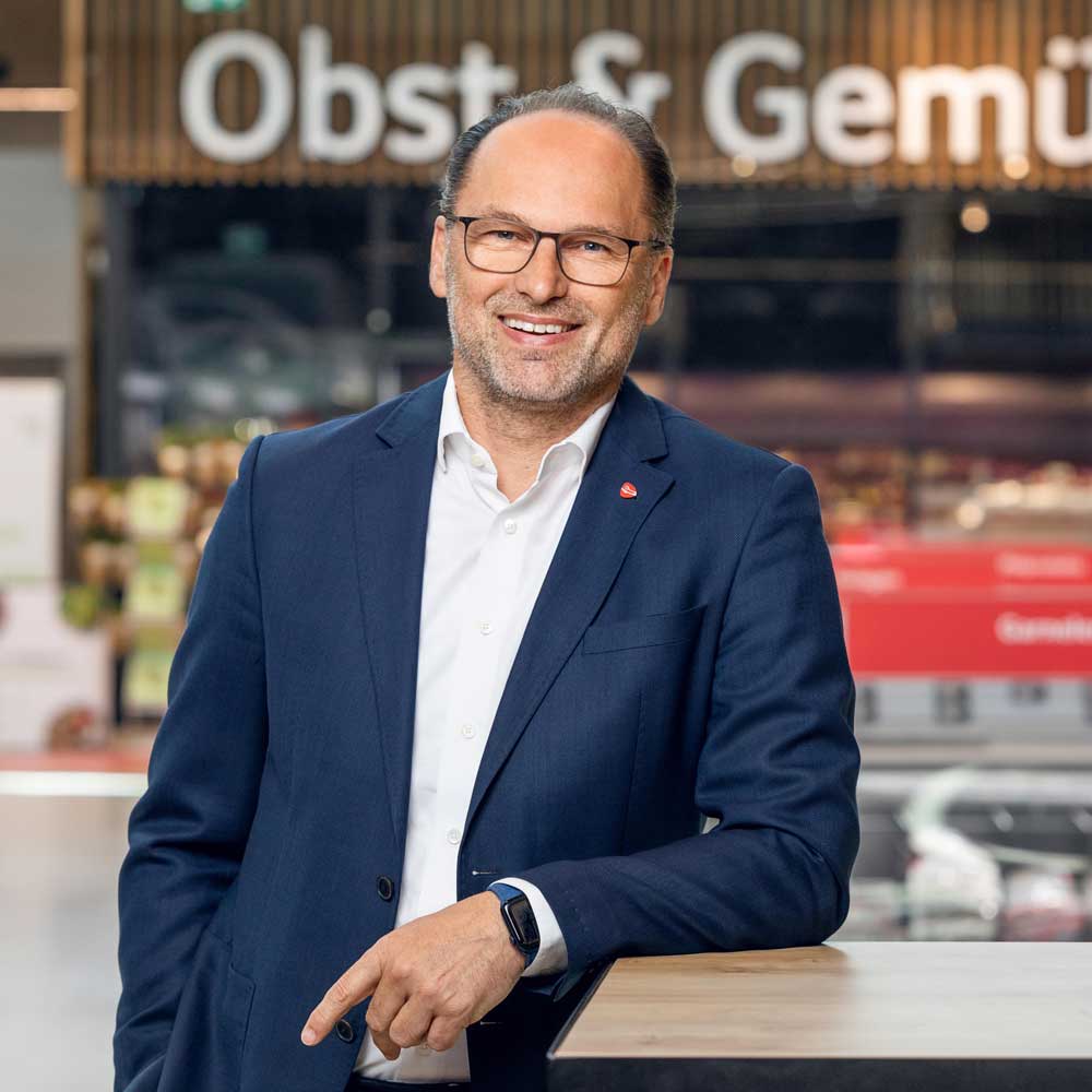 Foto: Christian Maislinger für Transgourmet Österreich „Liebes GASTRO-Team! Wir möchten Ihnen herzlich zu 40 Jahren GASTRO gratulieren. 40 Jahre, die sich mit der besten Branche der Welt im Detail auseinandersetzen. Wir als Traditionsunternehmen wissen um den Wert von Beständigkeit gepaart mit Innovation. Fachmagazinen kommt dabei eine hohe Bedeutung zu. Viel Erfolg und weiter so!“
