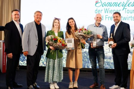 Verleihung des Branchenpreises „Goldener Schani“ in der Premieren-Kategorie „Über den Dächern“ an das Team vom Zoku Vienna.