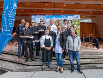 Eröffnung des Kulinarischen Jakobswegs 2023 (v.l.): Die #YoungChefsPaznaun Christopher Fritz, Thomas Sieberer und Tobias Jungmann, Patrick Raaß (Schlossherrnstube), Hermann Huber (Hotel Almhof Galtür & Hotel Rössle Galtür), Michael Sieberer (#YoungChefsPaznaun), Martin Sieberer (Paznaunerstube & Heimatbühne), Heike Mayrhofer (Almstüberl), Andreas Spitzer (Fliana Gourmet), Miriam Zangerl, Silvano Wolf, Dominik Ojster, Leonie Libiseller (#YoungChefsPaznaun) sowie Alois Eiter (Heidelberger Hütte). 