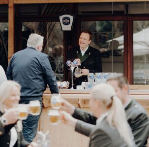 Bei Brauhaus Wirt Robert Grossauer kann man sein Bier neuerdings wieder in Schilling bezahlen – mit Preisen wie vor 22 Jahren.