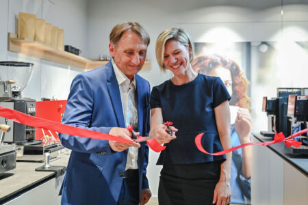 Zwei beherzte Schnitte von Melanie Aselmann und Thomas Sieberer eröffneten den neuen Show-room offiziell.