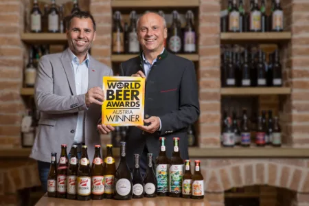 © Neumayr/C. Leopold Chefbraumeister Christian Pöpperl (rechts) und Kreativbraumeister Markus Trinker freuen sich über den Stiegl-Erfolg bei den World Beer Awards.