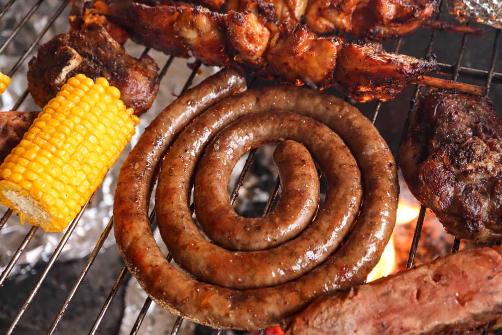 Braai ist in Südafrika mehr als nur Essen, denn was zählt, ist das Ritual, das sich über bis zu sechs Stunden erstreckt.