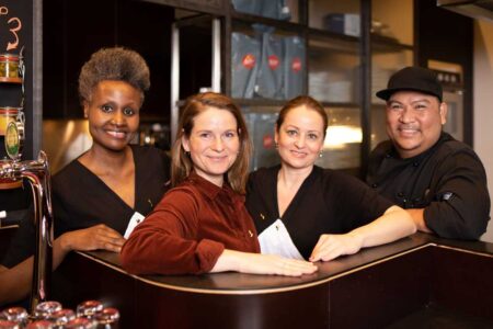 Foto: Hollmann Beletage Die Mitarbeiter, wie hier das Frühstücksteam in der Hollmann Beletage, sind das wahre Potenzial in der Hotellerie und tragen entscheidend zum Erfolg des Betriebes bei.