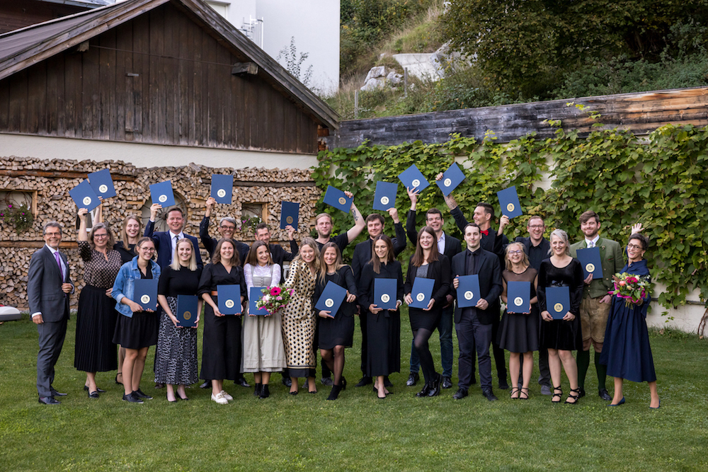 Die 22 neuen AKA-Absolventen, flankiert von ÖHV-Präsident Walter Veit und ÖHV-Campusleiterin Brigitta Brunner.