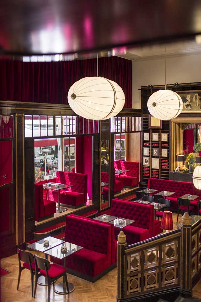 Das Caffè Sacher in Triest wurde architektonisch in Anlehnung an das Wiener Original konzipiert . Fotos: Giuliano Koren