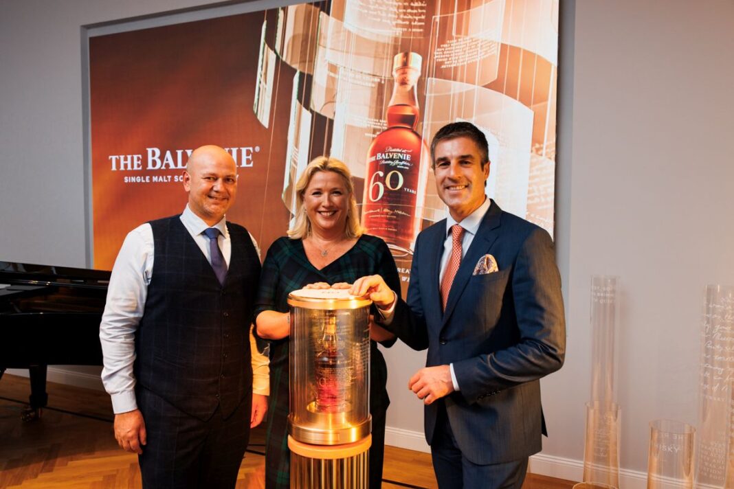 Präsentation des neuesten Luxus-Whiskys aus dem Haus Balvenie (v. l.): Andreas Trattner (Premium Brand Activation Manager Whisky Top Spirit), Lindsay Skoll (Britische Botschafterin) und Dr. Eugen Lamprecht (Geschäftsführer Top Spirit).