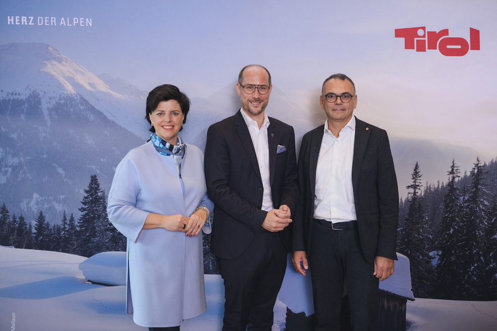 Zogen eine positive Bilanz über die Sommersaison 2023: Tirol Werbung-Geschäftsführerin Karin Seiler, Tourismuslandesrat Mario Gerber und Hotellerieobmann Franz Staggl (v.l.).