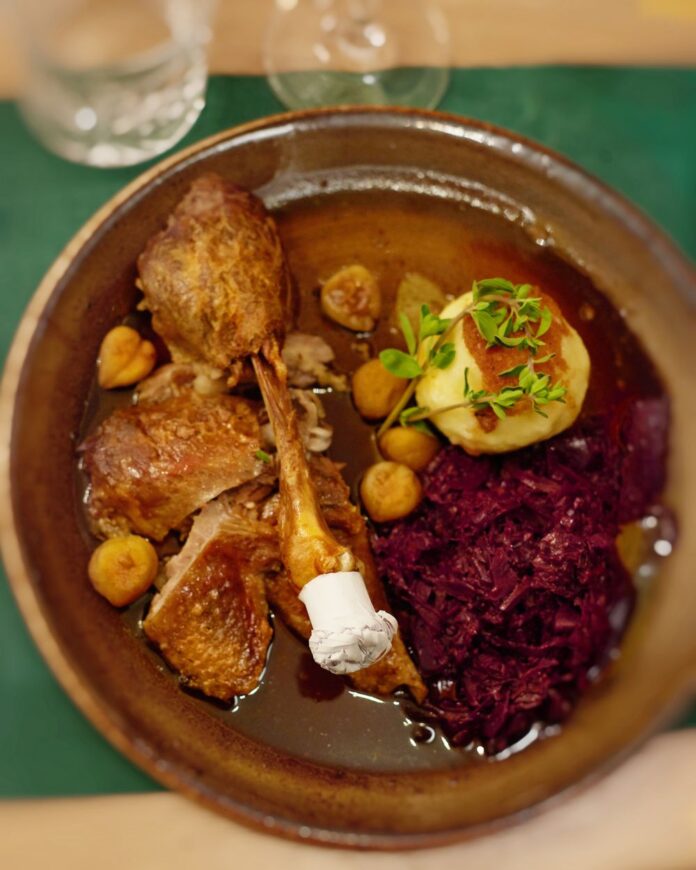 Das traditionelle Ganslessen im Gasthaus steht bei den Wienern nach wie vor hoch im Kurs.