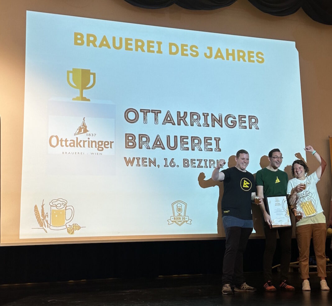 ABC-Preisverleihung (v.l.): Ludwig Grochow (Brauer BrauWerk), Tobias Frank (Geschäftsführer und 1. Braumeister Ottakringer Brauerei), Sandra Runggatscher (Marketing Managerin)