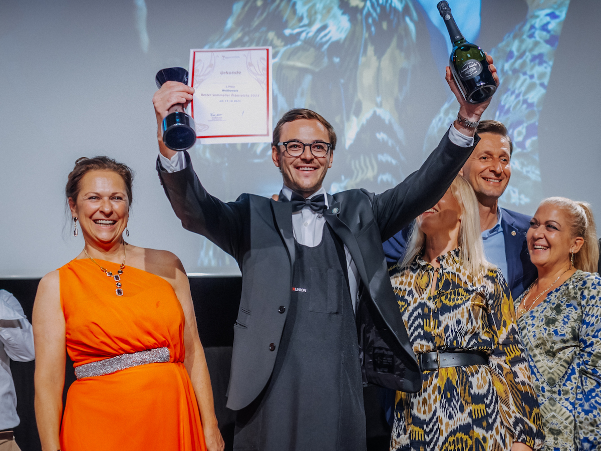 Annemarie Foidl, Präsidentin Sommelier Union Austria (l.) gratulierte Maximilian Steiner, Gewinner des Wettbewerbs „Bester Sommelier Österreichs 2023“.