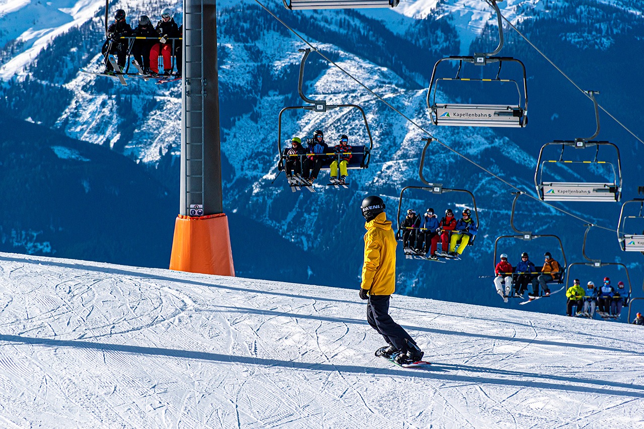 Skifahren ist nach wie vor mit Abstand die beliebteste Aktivität beim Winterurlaub in Österreich.