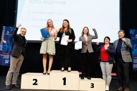 Die besten Nachwuchstalente für Tourismusberufe gekürt Beste im Bereich Hotel Rezeption wurde Lisa-Marie Spörk – Wien – Intercity Hotel Wien (m.) vor Elena Mathis – Vorarlberg – Hotel & Landgasthof Die Linde (l.) und Mona Suban – Tirol - Hotel Rita Lengler.