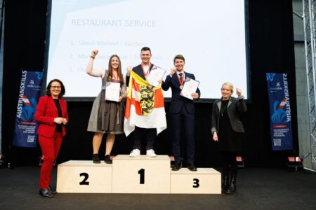 Im Bereich Restaurant Service siegte Simon Wieland - Kärnten – Falkensteiner Schlosshotel Velden (m.) vor Maria Gesslbauer - Steiermark – Dorfhotel Fasching (l.) und Christian Handl - Steiermark - Natur und Wellnesshotel Höflehner.